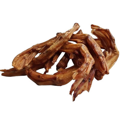 Mehrere getrocknete Entenfüße mit gebogener Form und sichtbaren Zehen. Die Oberfläche ist glänzend und rotbraun, mit knorpeligen, leicht durchscheinenden Stellen.