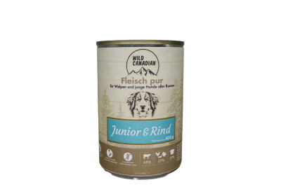 Eine Hundefutterdose mit beigem Etikett und der Aufschrift „Junior & Rind“. Unten sind Symbolbilder von Rind, Geflügel und Becher auf braunem Hintergrund zu sehen.