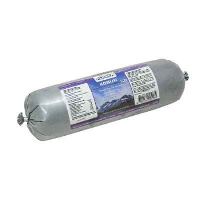 Eine Frostfleischrolle mit silberner Hülle und dem violetten Etikett „KONIJN“. Verpackt in einem nicht essbaren Kunstdarm. Die Füllung ist nicht sichtbar.