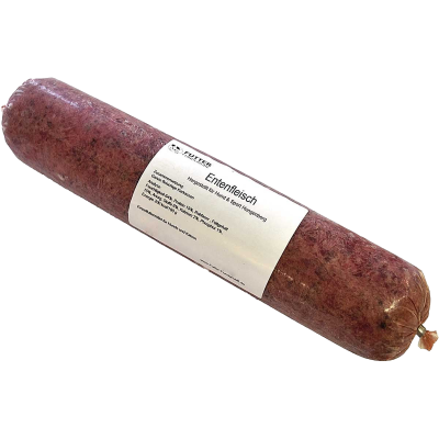 Eine Frostfleischrolle mit weißem Etikett und der Aufschrift „Entenfleisch“. Verpackt in einem nicht essbaren Kunstdarm. Die Füllung ist gewolft und von dunkelrot-brauner Farbe.