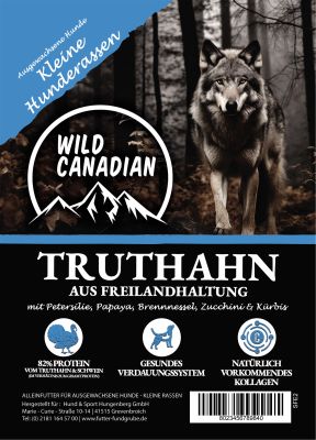 Ein Etikett mit schwarzem Hintergrund, naturgetreuem Wolf im herbstlichen Wald und blauem Farbelement oben links. Sorte Truthahn für kleine ausgewachsene Hunde.