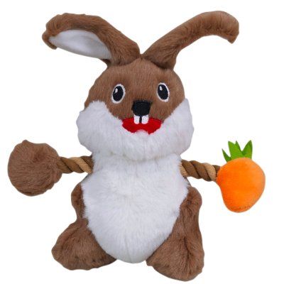Braunes, flauschiges Hasen-Kuscheltier mit weißem Bauch und Gesicht, großen Augen, rotem Mund mit zwei Zähnen, Seilarmen und einer orangefarbenen Karotte in der rechten Hand vor hellem Hintergrund.