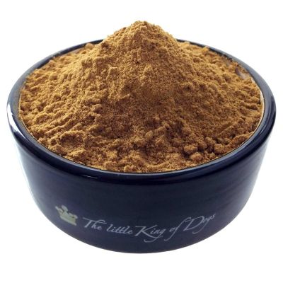 Ein schwarzer Keramiknapf mit einer mittelbraunen Pulverfüllung in Kegelform, glatt gemahlen und trocken, ohne sichtbare Beimischungen oder Strukturvariationen.