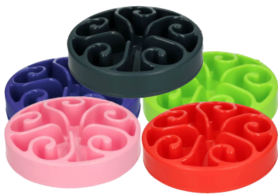 Fünf runde Slow-Feeder-Hundenäpfe aus Kunststoff mit erhöhtem Spiral-Labyrinth im Inneren. Farben: Dunkelgrün, Blau, Hellgrün, Rosa und Rot.