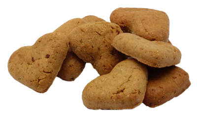 Ein kleiner Stapel beige-brauner Hundekekse in Herzform mit glatter, leicht poröser Oberfläche auf weißem Hintergrund.