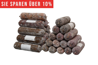 Zwei Stapel aus gefrorenen Fleischrollen in grauem Kunstdarm mit unterschiedlich gefärbtem Inhalt. Links rötlich-braun, rechts eher grau. Oben roter Hinweis „Sie sparen 10 %“.